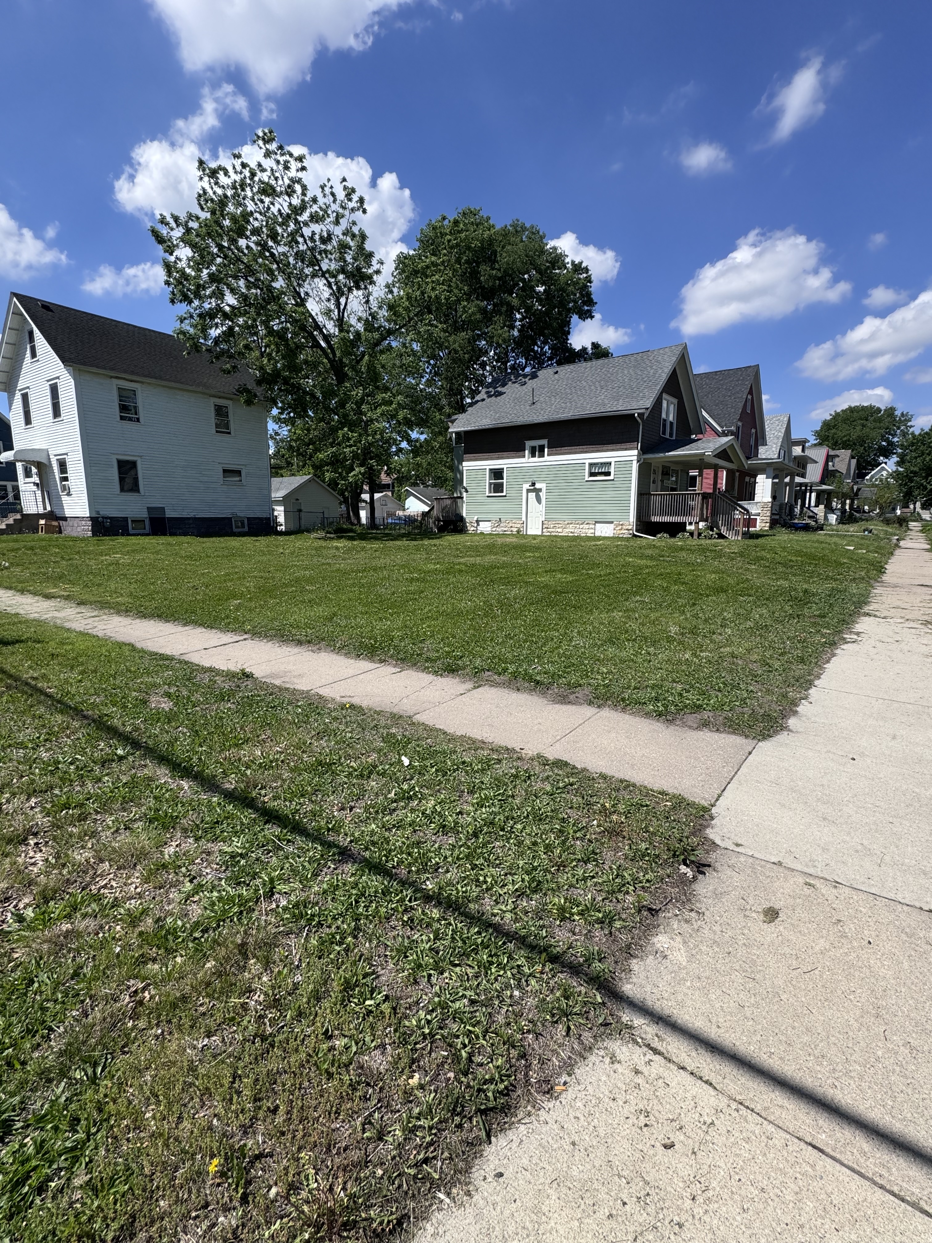 Original vacant lot photograph, with existing neighboring houses